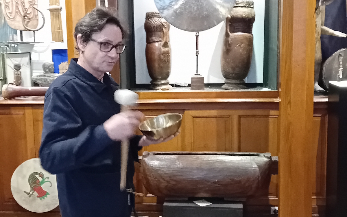 Pouvoirs et magie des vibrations sonores sur le corps humain (bol chantant, gong, percussions chamanique…)