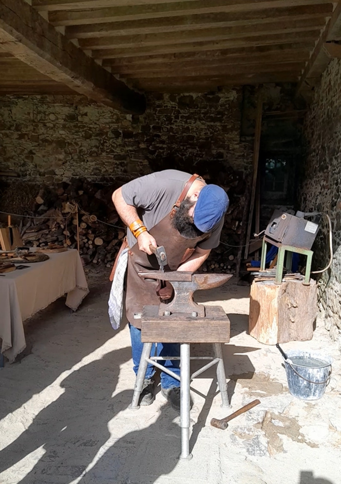 Démonstration : découverte de deux savoir-faire ancestraux, le travail du fer et du bois