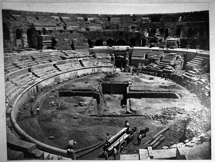 La salle cruciforme des Arènes