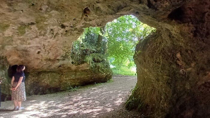 Visite du site archéologique des grottes du Pape par le Professeur François Bon