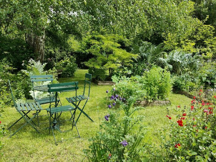 Découverte d'un jardin foisonnant plein de charme