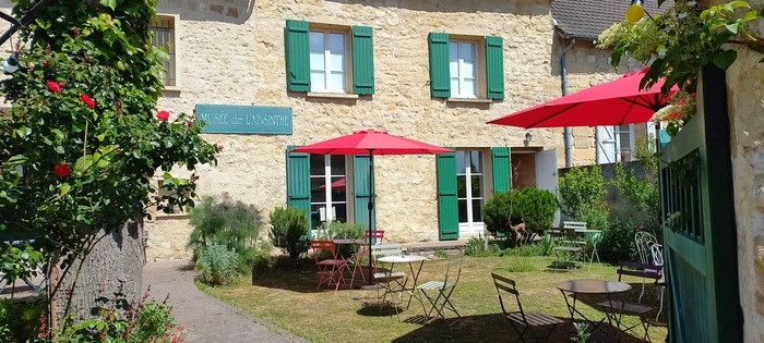 Le Musée de l'absinthe et son jardin aromatique