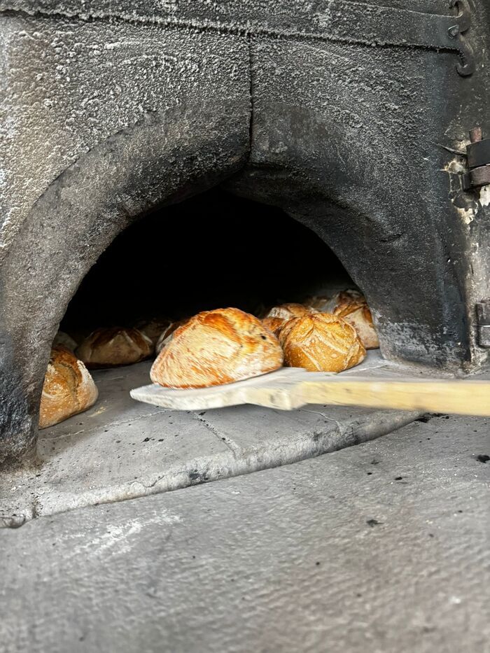 Cuisson et vente de pains de campagne et pizzas cuit au feu de bois.
