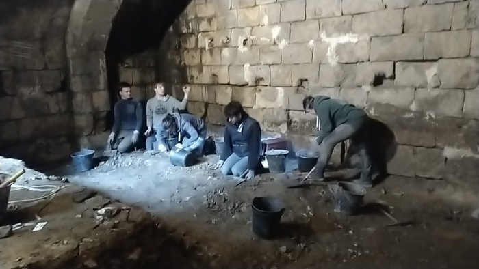 Visite des fouilles d’une cave médiévale