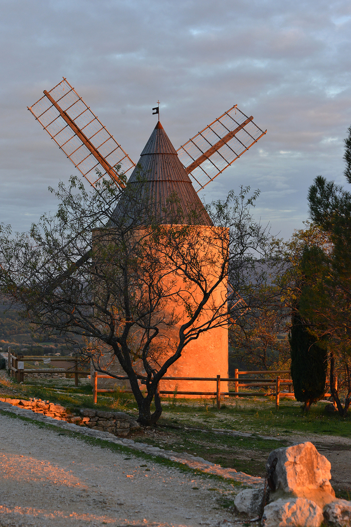 Regard sur le Moulin de Saint-Saturnin-lès-Apt