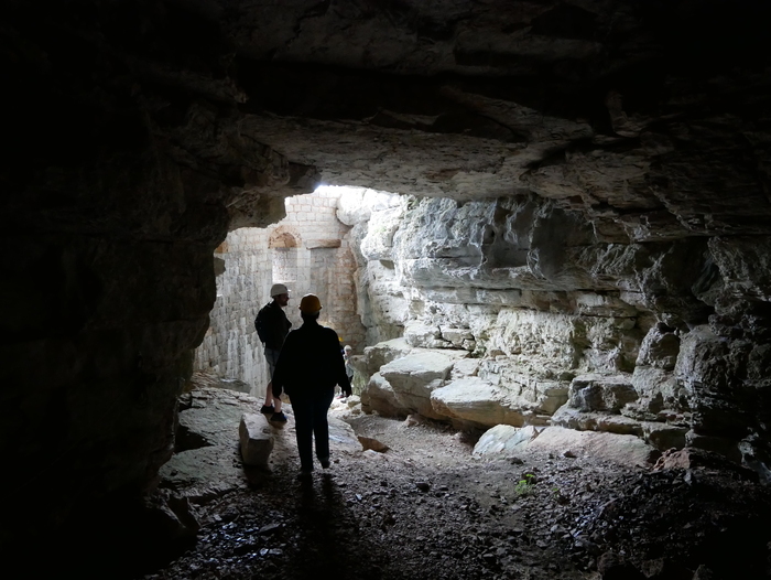 Visite de la Baume Auriol, une grotte médiévale fortifiée