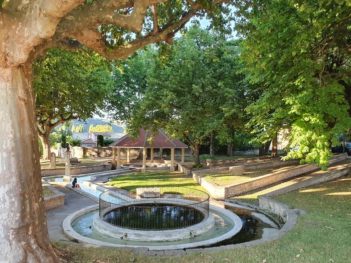 La Fontaine-Lavoir de Saint-Bonnet-du-Gard