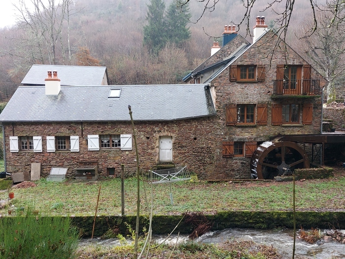 Moulin de Chazelle, avec sa roue et petite centrale hydraulique en autoconsommation