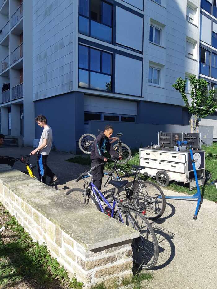 Atelier mobile participatif d'auto-réparation de vélo