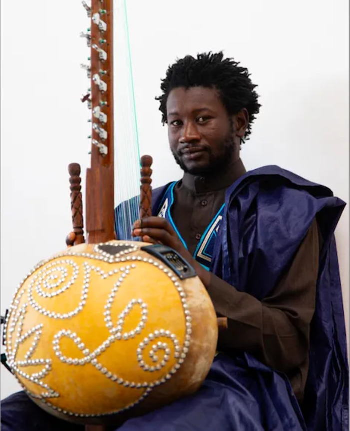 Performance de kora avec Ahmadou Cissokho dans un appartement parisien
