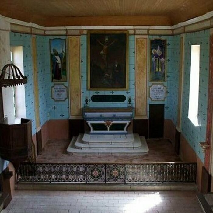 Visite d'une petite église construite au moment de la révolution française et magnifiquement restaurée après plus de 3000 heures de labeur