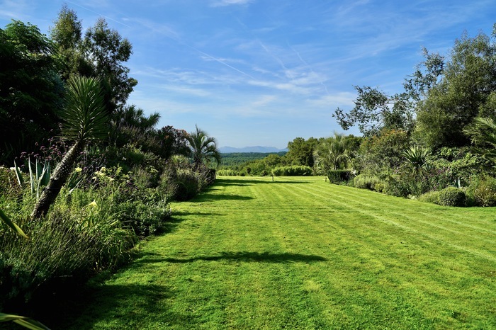 Visite des jardins dessinés selon la technique japonaise du sakkei ou de la vue empruntée, avec les Pyrénées et les vallons en toile de fond.