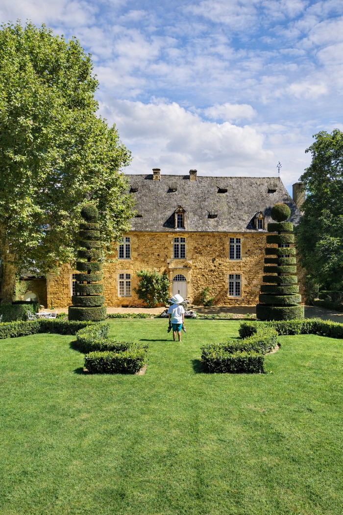 Vivez les jardins d’Eyrignac… pieds nus !