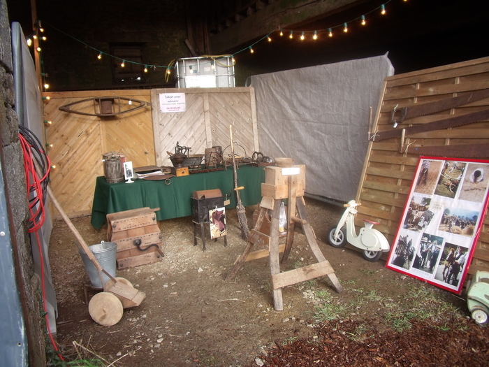 Visite guidée d'une exposition d'objets anciens liés à la vie rurale de la première moitié du XXème siècle