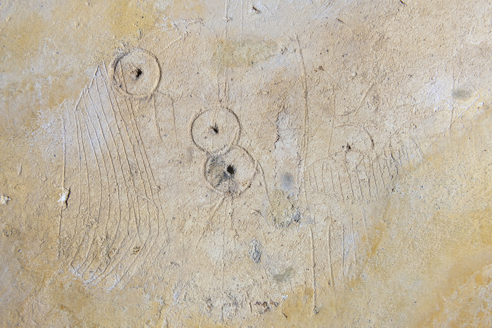 Des sols aux murs, entre fouilles et graffitis