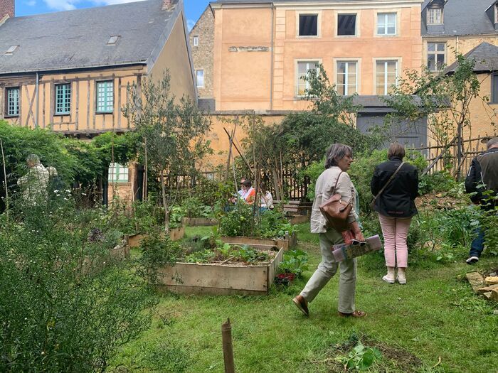 Visite du Potagenêt, jardin partagé, association Entre Cours & Jardins
