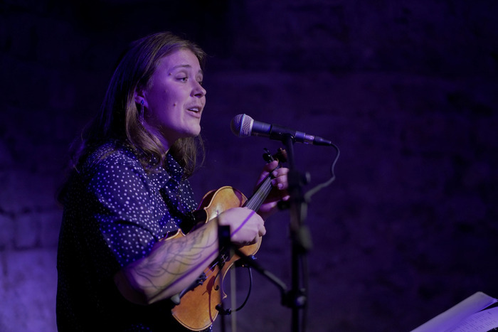 Concert avec Anaïs dans une grange ouverte à Cérizols le 27 juin