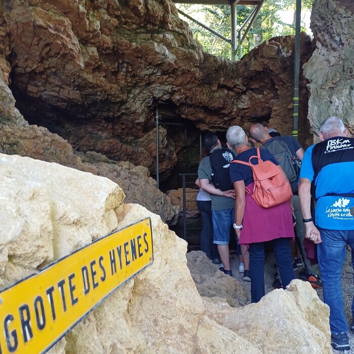 Visite du site archéologique des grottes du Pape en randonnée par le professeur Fr Bon